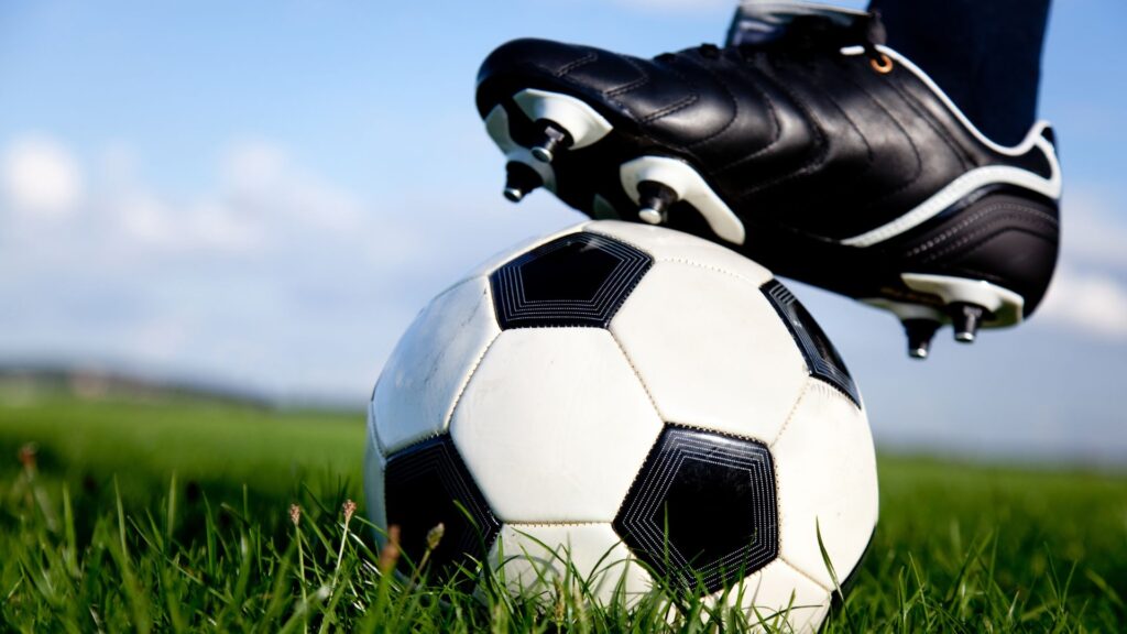 Fußball am Spielfeldrand als Einladung, Kontakt aufzunehmen und an Sportterminen der WSG Bonn-Rhein-Sieg teilzunehmen